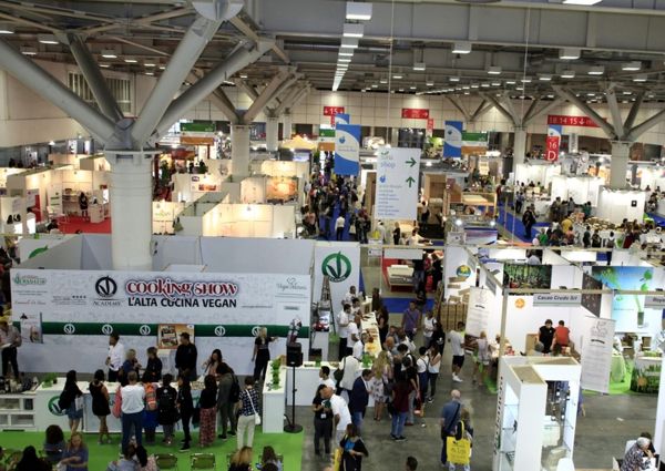 SANA vegan fest: Italian organic food exports event. Crowd at vegan cooking show.