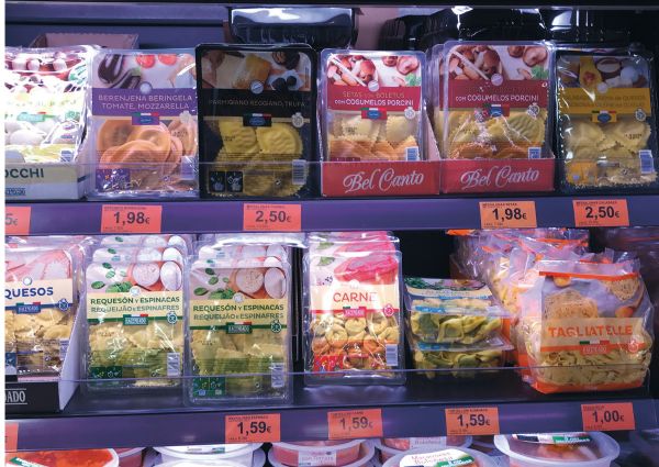 Mercadona's fresh pasta selection. Italian food: ravioli, tortellini, tagliatelle. F&B options.