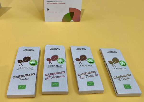 SANA 2019: Italian organic Ciokarrua carrubato chocolate bars with various flavors: pure, orange, hazelnut, and honey.