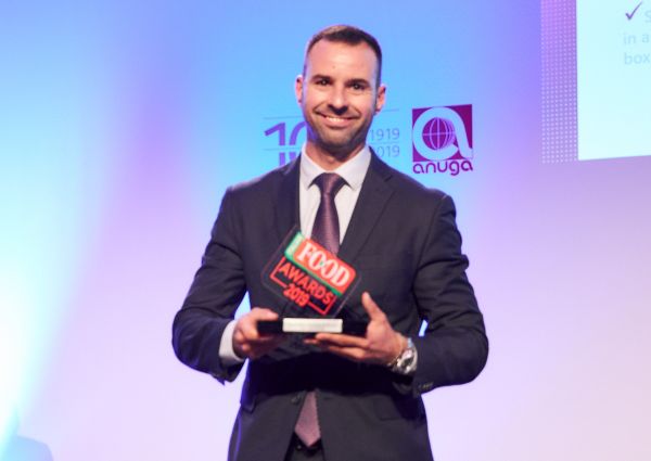 Italian Food Awards 2019 winner. Man holding the Food Awards 2019 trophy.