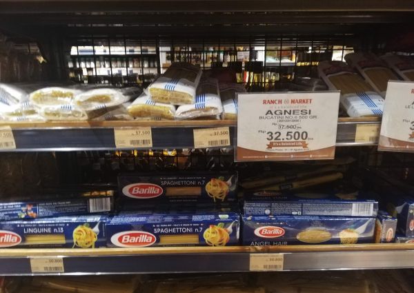 Barilla pasta products on shelves at 99 Ranch Market in Jakarta. Agnesi Bucatini, Barilla Spaghettoni, Linguine, and Angel Hair pasta.