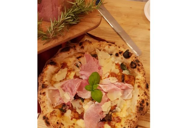 Rovagnati and Rossopomodoro event: gourmet pizza with ham and cheese.