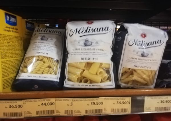 La Molisana pasta on a shelf at 99 Ranch Market in Jakarta. Rigatoni, fusilli, and penne pasta varieties.