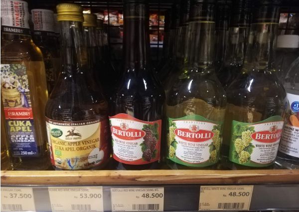 Vinegar selection: Bertolli white wine vinegar, red wine vinegar, Alce Nero organic apple vinegar at 99 Ranch Market in Jakarta.