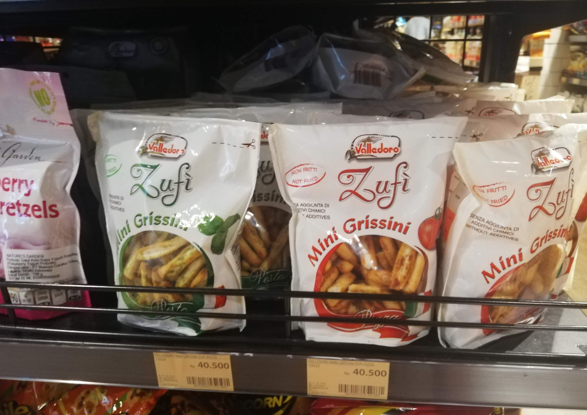 Zufi Valledoro Mini Breadsticks at 99 Ranch Market in Jakarta. Italian snacks on a shelf. Grissini breadsticks.
