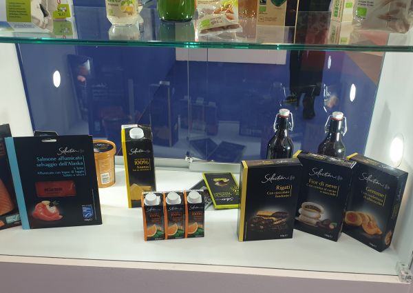 Carrefour Selection private label products: smoked salmon, juice, and chocolate at Marca 2020 in Italy.