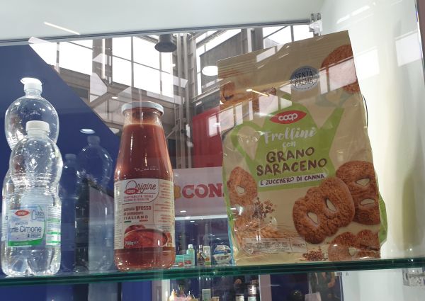Italian private label products: Coop water bottles, tomato sauce, and Frollini cookies at Marca 2020.