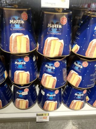 Motta Il Pandoro Italian cake on Coop Suisse shelves. Discover Italian food.