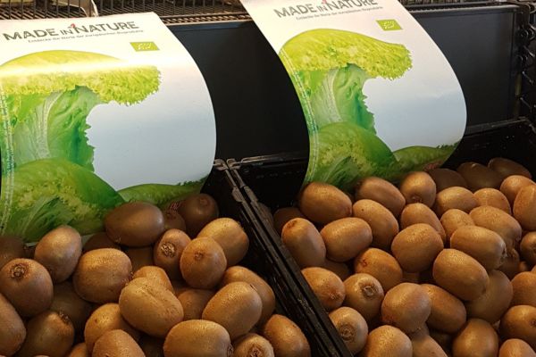 Brio Made in Italy kiwis at Tegut in Germany. Fresh, organic fruit display with Made in Nature signage.