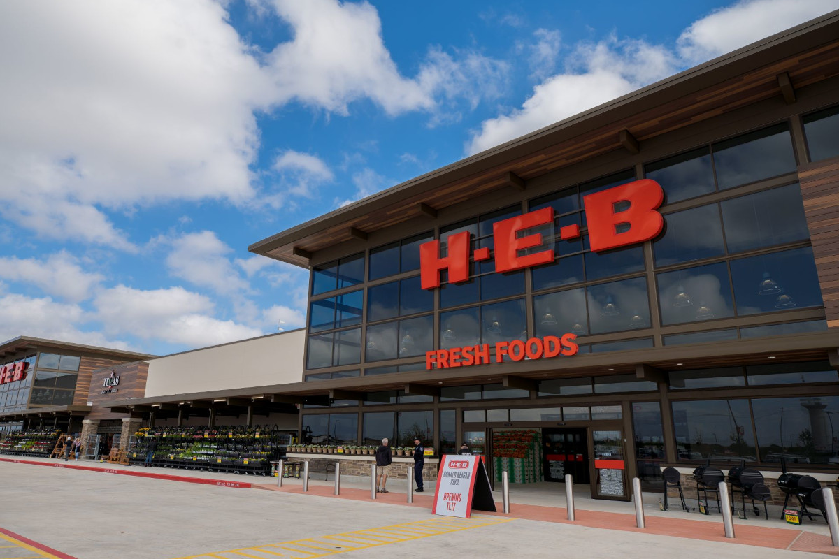 H-E-B opens first Joe V’s in Fort Worth